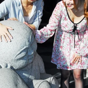 幸せを呼ぶ3体の石像